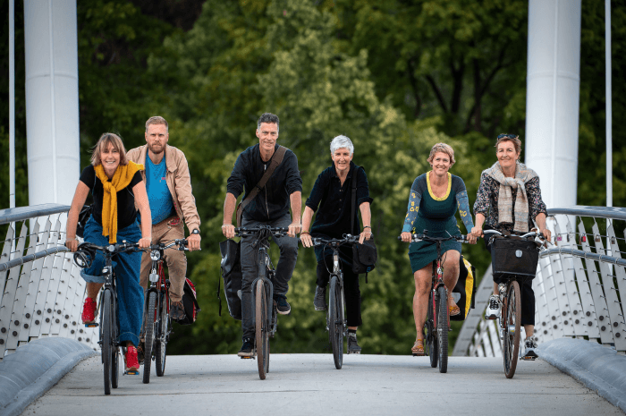 Guro, Erlend, Stein, Ulla, Pia og Birgit på sykkeltur i Drammen. Foto: Torbjørn Tandberg